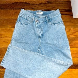 Abercrombie Women’s CROSSOVER The 90’s Straight Ultra High Rise Jeans NEVER WORN